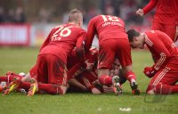 Fussball Regionalliga Sued 2012/2013:  Jubel nach dem Tor zum 1:0 mit Daniel Wein, Pierre Emile Hojbjerg, Hoejbjerg, H&Aring;&iexcl;jbjerg, Vladimir Rankovic, Fabian Huerzeler, Tobias Schweinsteiger  (v. li., FC Bayern II)