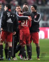 Fussball 1. Bundesliga : Bastian Schweinsteiger (FC Bayern Muenchen) verlaengert seinem Vertrag um weitere F&Aring;&cedil;nf Jahre, hier mit Miroslav Klose und Hamit Altintop