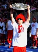 Fussball 1. Bundesliga : Jubel mit Meisterschale und  ROTER PERUECKE, Sonnenbrille Franck Ribery (FCB)