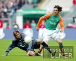 Fussball 1. Bundesliga: Bremen - Hannover, Zweikampf