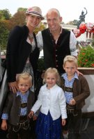 FUSSBALL 1. BUNDESLIGA 14/15:  FC Bayern Muenchen besucht das Oktoberfest 2014