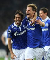 Fussball CHL  Saison 2010/2011: Jubel nach dem Tor zum 2:1, Raul, Benedikt Hoewedes (v. li., FC Schalke 04)