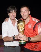 FUSSBALL WM 2014, FINALE: Lukas Podolski (Deutschland) und Bundestrainer Loew (Deutschland) mit WM Pokal