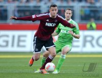Fussball 1. Bundesliga, Saison 2012/2013: Tomas Pekhart (li, 1 FC Nuernberg) gegen Jan Polak (VfL Wolfsburg)