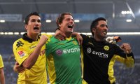 Fussball 1. Bundesliga : Nuri Sahin, Torwart Roman Weidenfeller, Lucas Barrios (v. li., Borussia Dortmund)