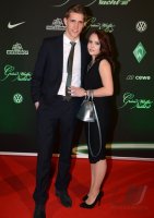 Fussball, 1. Bundesliga Saison 2012/2013: Nils Petersen posiert mit Freundin Annemarie Ziege