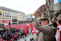 Fussball 1. Bundesliga  Meisterfeier FC Bayern Muenchen 14/15: Bastian Schweinsteiger mit Schale