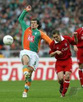 Fussball 1. Bundesliga: Bremen - Bayern, Zweikampf