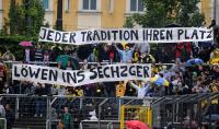 1. Fussball Bundesliga: Loewen Fans PRO Gruenwalder Stadion mit einem Banner
