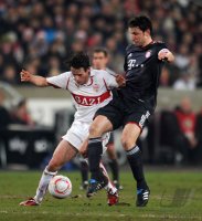 Fussball DFB Pokal 10/11 : Christian Traesch (li, VfB Stuttgart) gegen Mark van Bommel (re, FC Bayern Muenchen)