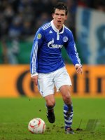 Fussball: DFB Pokal  Saison 2010/2011, Viertelfinale: Schalke, MORITZ am Ball