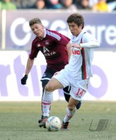 Fussball 1. Bundesliga, Saison 2011/2012: Mike Frantz  (li, 1 FC Nuernberg) gegen Koo Ja Cheol (FC Augsburg)