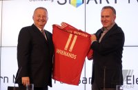Fussball 1. Bundesliga, Saison 2011/2012:  Hans Wienands, Senior Vice President Samsung Electronics mit Vorstandsvorsitzender Karl Heinz Rummenigge (FC Bayern Muenchen)