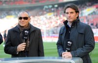 Fussball 1. Bundesliga : mit Sonnenbrille Trainer, Sportdirektor Felix Magath (li, FC Schalke 04) im Interview mit Trainer Bruno Labbadia (re, VfB Stuttgart)