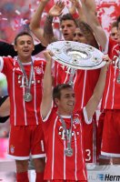 Fussball, 1. Bundesliga  Saison 16/17: Jubel FC Bayern Muenchen mit Schale