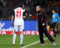 Fussball 1. Bundesliga : Pedro Geromel mit Trainer Frank Schaefer (1. FC Koeln)