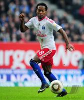 FUSSBALL, 1. BUNDESLIGA, 27. Spieltag: Hamburg, ZE ROBERTO am Ball
