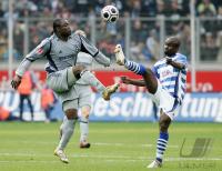 Fussball 1. Bundesliga: MSV Duisburg - FC Schalke 04, Zweikampf