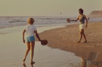 Fussball 1. Bundesliga Saison 1974/1975: Beckenbauer spielt Softball am Strand.