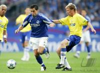 Fussball 1. Bundesliga: Schalke - Berlin, Zweikampf