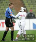 Fussball DFB Pokal Bayern-Stuttgart, Kahn mit verruecktem Fan