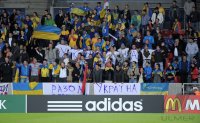 Fussball U21-Europameisterschaft 2011:  Ukraine Fans vor einer ADIDAS Werbebande