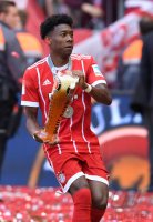 Fussball, 1. Bundesliga  Saison 16/17: Jubel FC Bayern Muenchen mit Schale