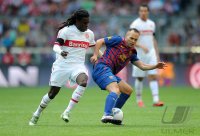 Fussball International Audi Cup 2011: Tinga (SC Internacional de Porto Alegre) gegen Andres Iniesta (re, Barca)