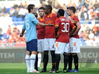 FUSSBALL SERIE A:  Miroslav Klose (li, Lazio Rom) mit Juan, Fabio Simplicio Henrique, Borini Fabio (v. li., AS Rom)