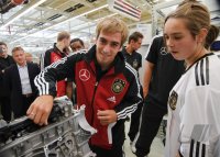 Fussball/ Nationalspieler im Mercedes-Benz Motorenwerk