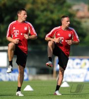 Fussball 1. Bundesliga Saison   2011/2012 : Ivica Olic , Franck Ribery (v. li., FC Bayern Muenchen)