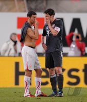 Fussball 1. Bundesliga  Saison 2010/2011: Khalid Boulahrouz (li, VfB Stuttgart) mit Mark van Bommel (re, FC Bayern Muenchen)