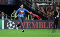 Fussball Champions League Finale 2011:  Flitzer stuermt das Spielfeld