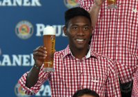 Fussball 1. Bundesliga 14/15: David Alaba (FC Bayern Muenchen) mit Weissbier