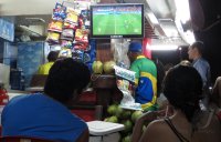 FUSSBALL WM 2014 Fans schauen WM in einer Strandbar in Rio