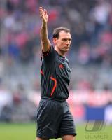 Fussball 1. Bundesliga : Gestik Schiedsrichter Florian Meyer