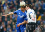 Fussball 1. Bundesliga: Schalke - Bielefeld,  Zweikampf