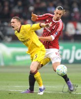 Fussball CHL  Saison 2011/2012: Thomas Vermaelen (li, Arsenal) gegen Zlatan Ibrahimovic (AC Mailand)
