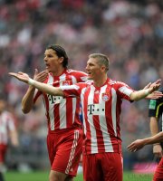 Fussball 1. Bundesliga :  Daniel van Buyten, Bastian Schweinsteiger (v.li., FC Bayern Muenchen)