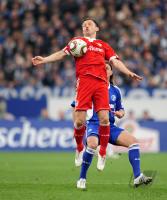 Fussball 1. Bundesliga: Ivica Olic (li., FCB) gegen Marcelo Bordon (re., Schalke)