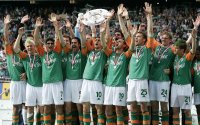 Fussball 1. Bundesliga: Bremen - Leverkusen, JUBEL Bremen mit Meisterschale