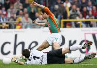 Fussball 1. Bundesliga: Bremen - Schalke, Zweikampf