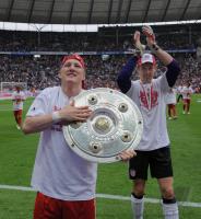 Fussball 1. Bundesliga : SCHWEINSTEIGER mit Schale   (FC Bayern Muenchen)