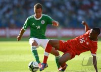 FUSSBALL INTERNATIONAL:  Mario GOETZE (li, Deutschland) gegen Gelson FERNANDES (Schweiz)
