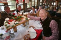 FUSSBALL 1. BUNDESLIGA: Vorstandsvorsitzender Karl Heinz Rummenigge,  Trainer Jupp Heynckes, Karl Hopfner und Sportvorstand Matthias Sammer (v. li.)