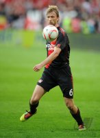 Fussball: 1. Bundesliga Saison 2010/2011: Leverkusen, ROLFES am Ball