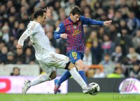 FUSSBALL International  COPA DEL REY  11/12:  Ricardo Carvalho (li, Real Madrid) gegen Lionel Messi (Barca)