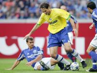 Fussball 1. Bundesliga: Schalke - Berlin, Zweikampf