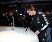 Fussball/ GES/  DFB Team im Mercedes-Benz Werk Bremen, 27.02.2012