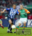 Fussball 1. Bundesliga: Bremen - Berlin, Zweikampf